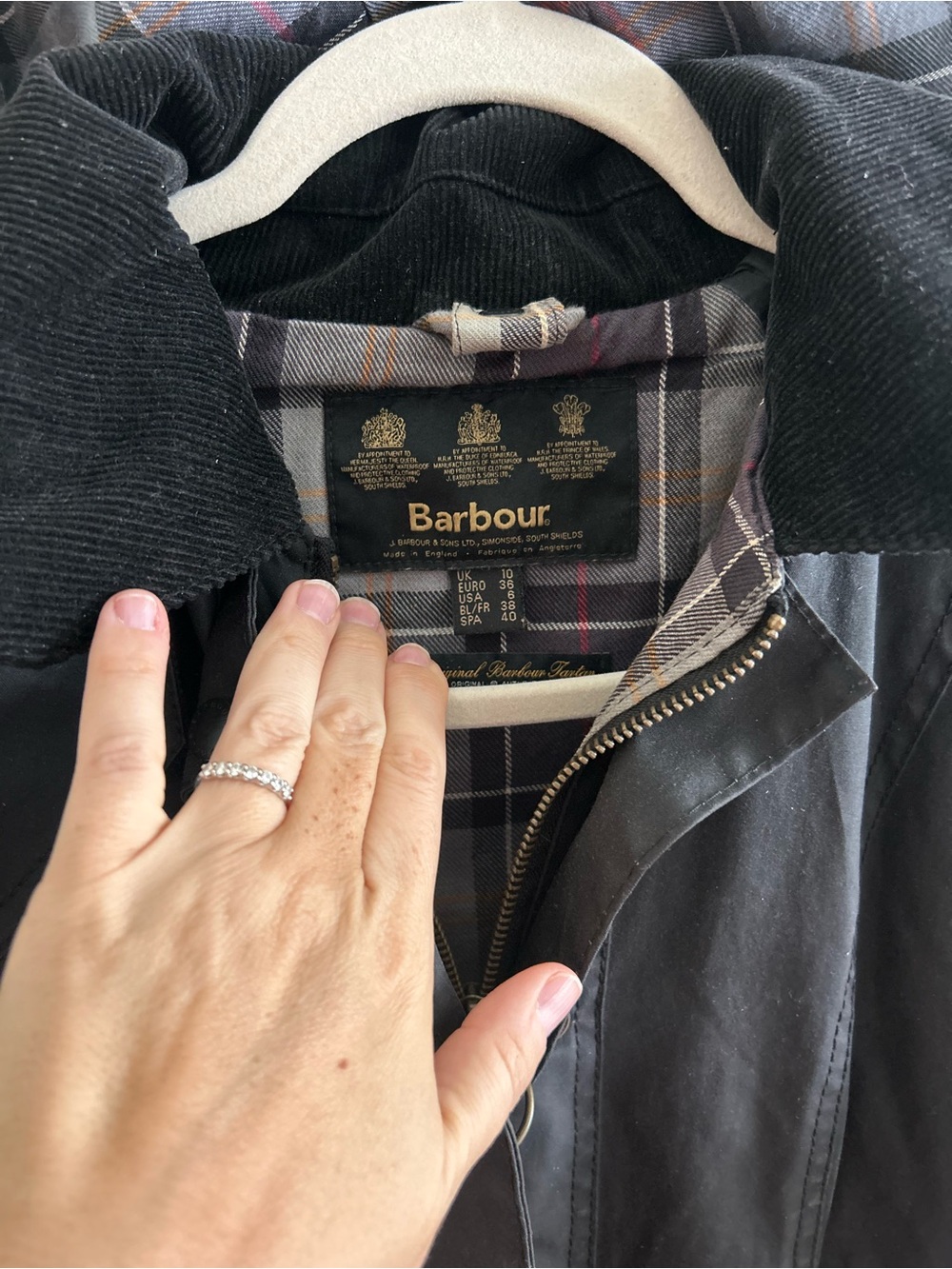 Barbour 6 US Black Hooded Beadnell Wax Jacket Classic Tartan Plaid Lining Barn - Picture 2 of 8